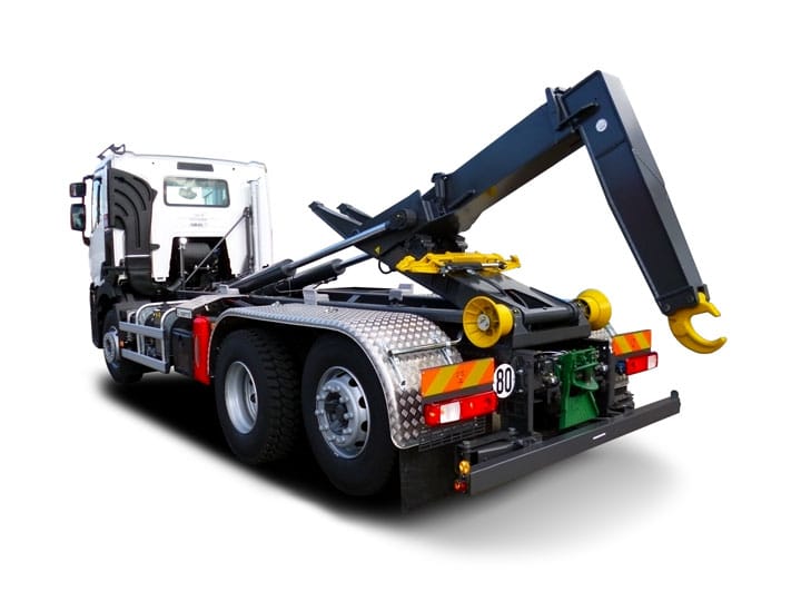 מבט מהצד של משאית רמסה עם וו פתוח