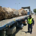 שוטר אוכף משקל בסמיטריילר עמוס סלעים